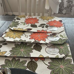 💥NWT-Floral Patterned Table Mats💥